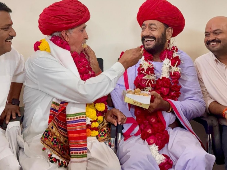 ओटाराम देवासी ने मुंह मीठा कराकर सांसद चौधरी जन्मदिन की शुभकामनाएं दीं।