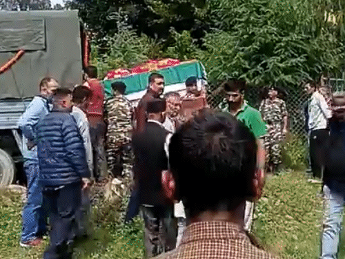 सेना के जवान गोपाल सिंह की पार्थिव देह लाते हुए।
