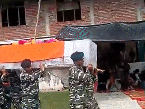 सेना के जवान गोपाल सिंह की पार्थिव देह को उनके घर लाते हुए।