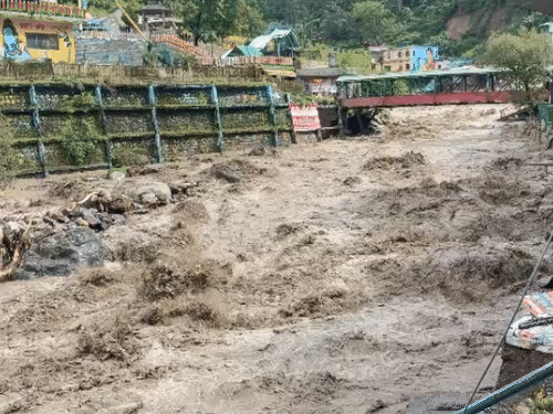 मालदेवता की सोंग नदी में 5 लोग बह गए, जिसमें से 4 लोगों के शव मिल चुके हैं।