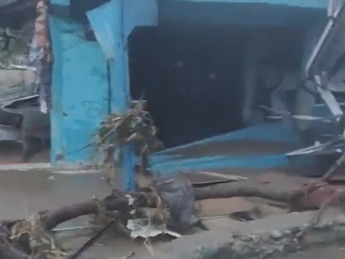 मंडी के धर्मपुर में बस स्टैंड में बसें बाढ़ के पानी में बहकर काफी दूर तक चली गईं। पानी कम होने पर चारों तरफ मलबा फैला दिखाई दिया।