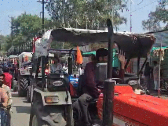 A large number of farmers from nearby villages are reaching Ujjain.