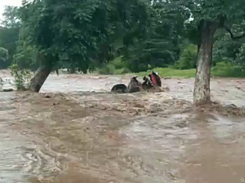 कवर्धा में घुमाछापर गांव के पास स्थित टमरू नाले में रेत से भरी एक ट्रैक्टर-ट्रॉली अचानक आई बाढ़ की चपेट में आ गई।