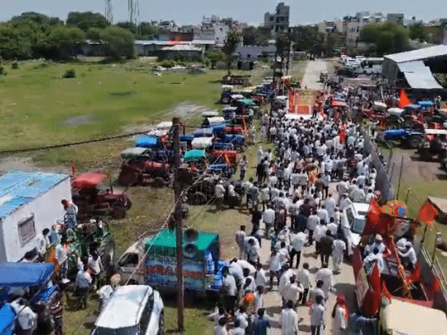 There has been a gathering of tractors everywhere in Ujjain city.