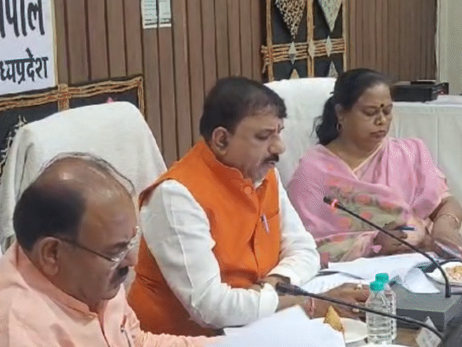 पिछली बैठक 28 मार्च को हुई थी। इसमें सांसद आलोक शर्मा नाराज होकर चले गए थे।