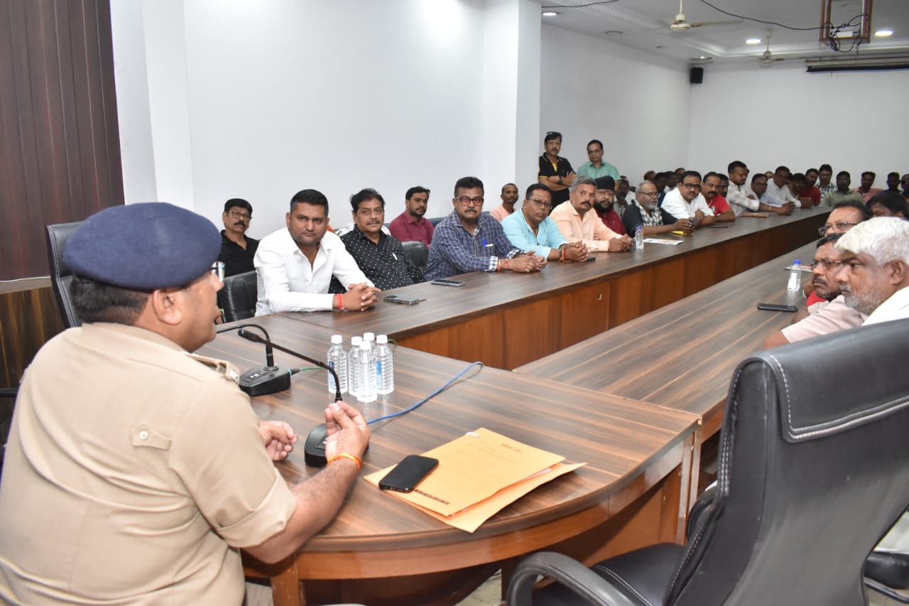 दुर्गोत्सव समिति की बैठक लेते दुर्ग एएसपी सुखनंदन राठौर।