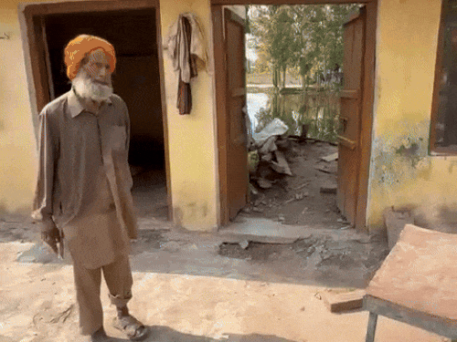 The elderly Bakshish Singh, whose house fell due to floods.