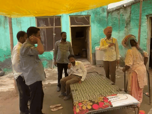 The members of Sant Kabir Public School, who arrived after the roof of the 78 -year -old woman's house collapsed, assessed the loss of his house.