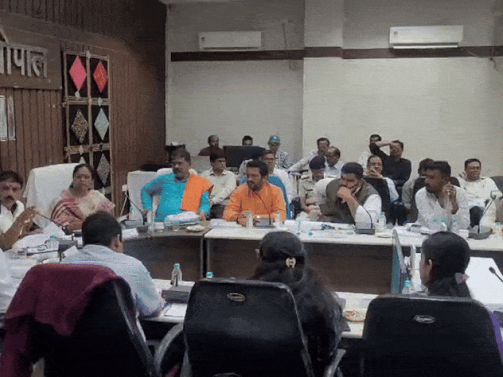 बैठक में मेट्रो, स्मार्ट सिटी, सड़कों समेत कुल 11 मुद्दों पर मंथन हुई।