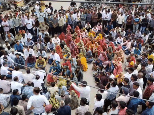 पांच बत्ती चौराहे पर लोग सड़क पर बैठ गए और आरोपियों की गिरफ्तारी की मांग की।