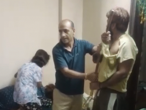 The Blue T-shirt is the constable Laxman Singh in the Delhi Police. This is a video of the day of murder, in which he is seen stopping his son Naveen.