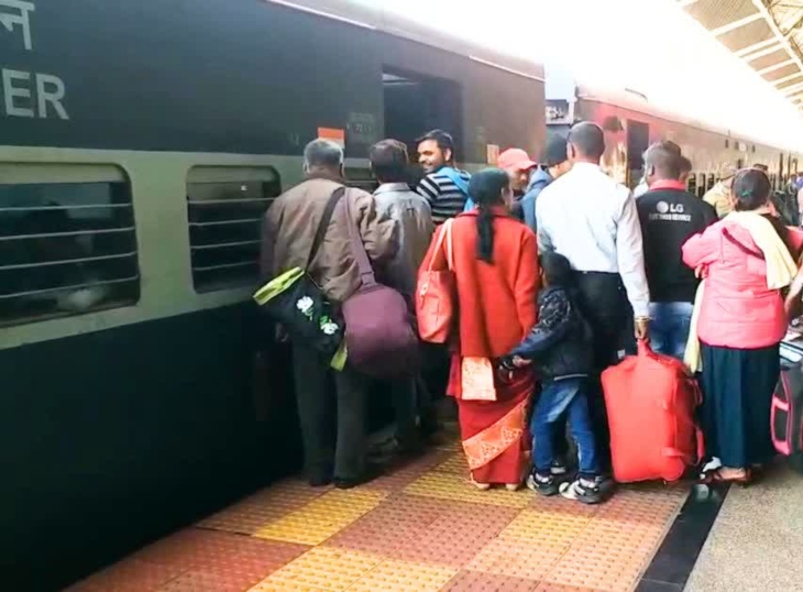 रायपुर स्टेशन से यात्रा करते हुए यात्री (फाइल फोटो)