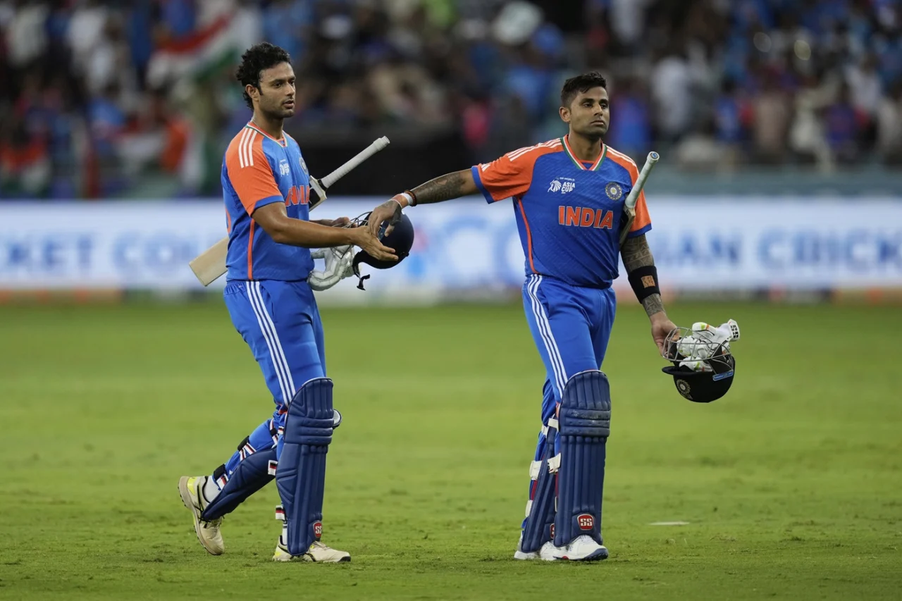 UAE में चल रहे एशिया कप में भारतीय क्रिकेट टीम बिना टाइटल स्पॉन्सर के खेल रही है। ये फोटो 14 सितंबर को भारत-पाकिस्तान मैच की है।