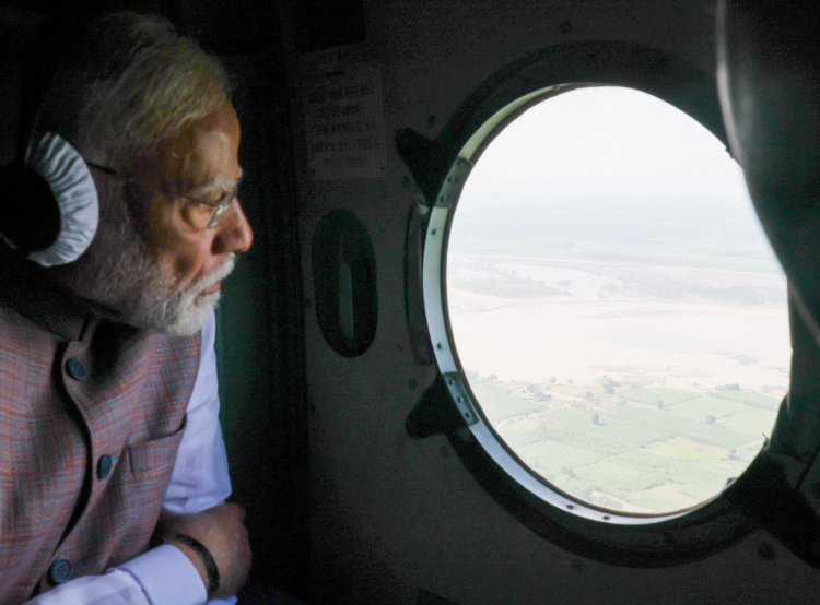 प्रधानमंत्री नरेंद्र मोदी आपदा प्रभावित क्षेत्रों का दौरा करते हुए। (फाइल फोटो)