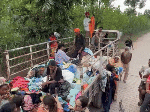 Social organizations are distributing clothes in seven villages cut off from Punjab.