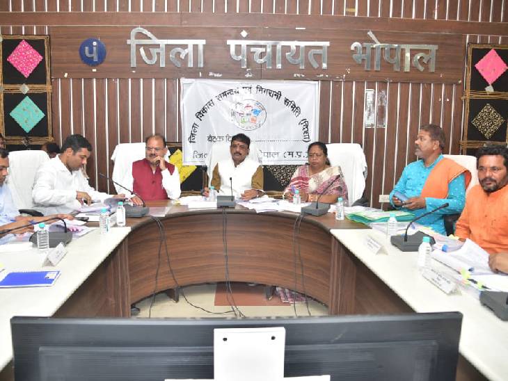 दिशा की बैठक में शामिल जनप्रतिनिधि एवं अधिकारी।
