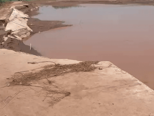 The paved road up to the seven villages up to 100 meters was washed away in the flow of Ujj Dariya.