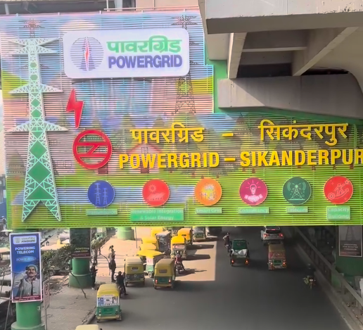 गुरुग्राम में रैपिड मेट्रो अपनी विज्ञापन नीति से भी राजस्व बढ़ा रही है।