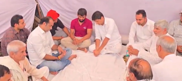 बजरंग पूनिया के घर सांत्वना देने पहुंचे सांसद दीपेंद्र सिंह हुड्‌डा।