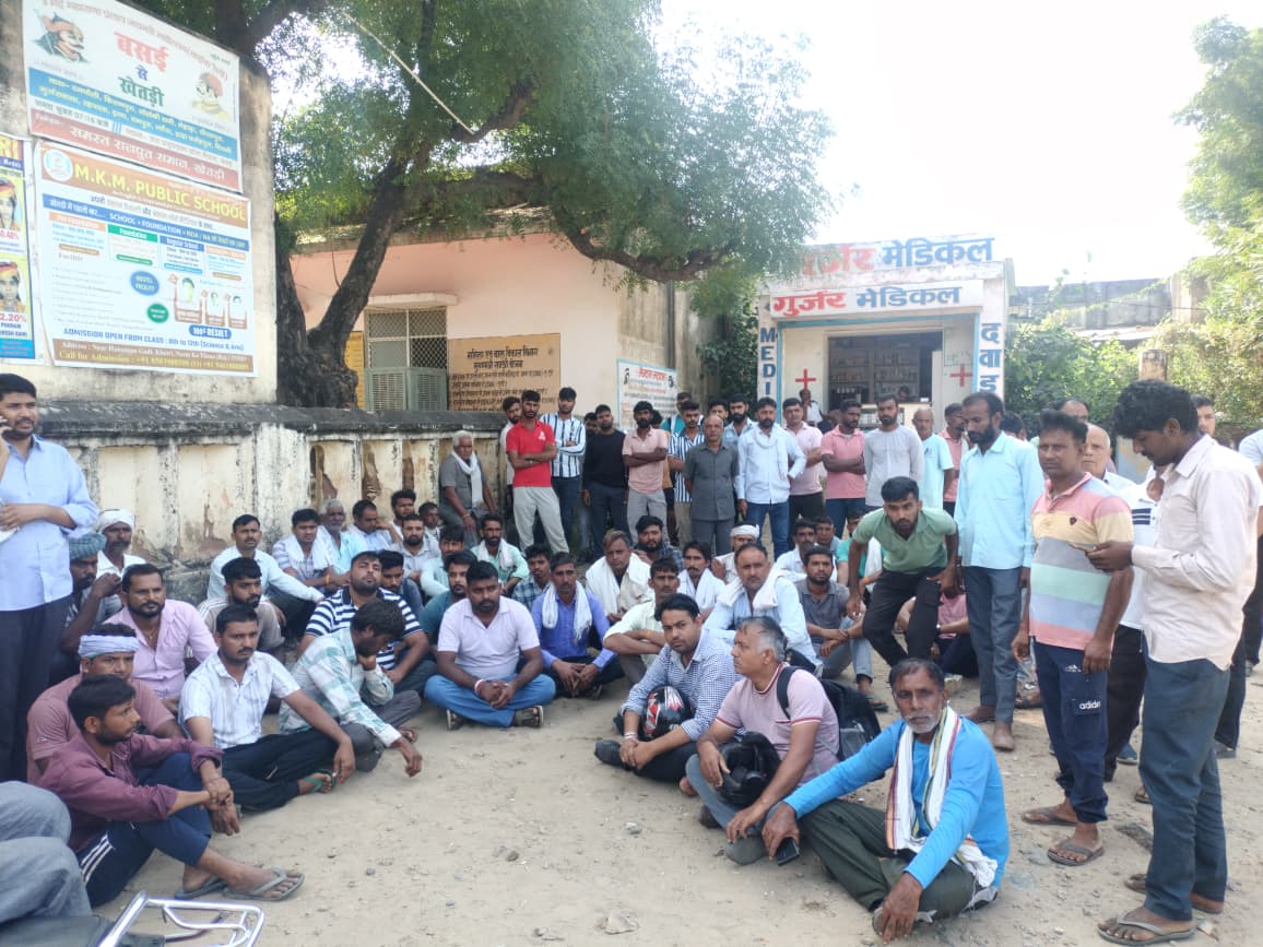 हत्या का आरोप लगाते हुए खुलासा करने की मांग को लेकर परिजन और ग्रामीण हॉस्पिटल के बाहर धरने पर बैठ गए।