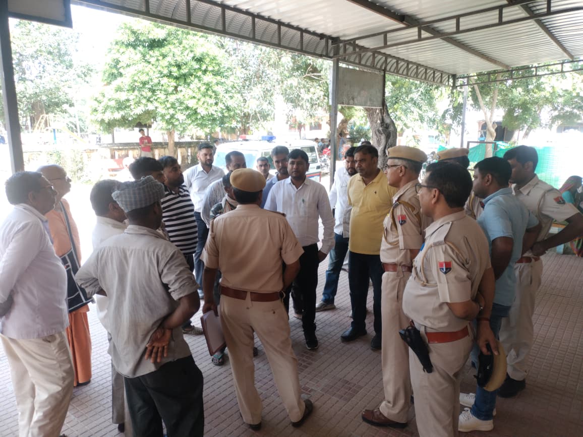 धरने की सूचना के बाद खेतड़ी पुलिस अधिकारी और कर्मचारी मौके पर पहुंचे।
