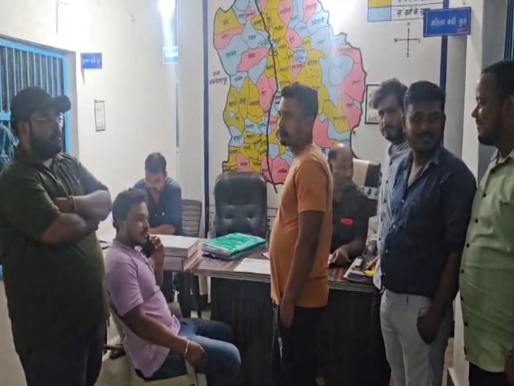 थाने पहुंचकर हिंदु संगठनों ने की शिकायत
