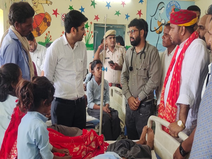 लसाड़िया अस्पताल में सलूंबर जिला कलेक्टर अवधेश मीणा बच्चों के बारे में डॉक्टरों से जानकारी लेते हुए।