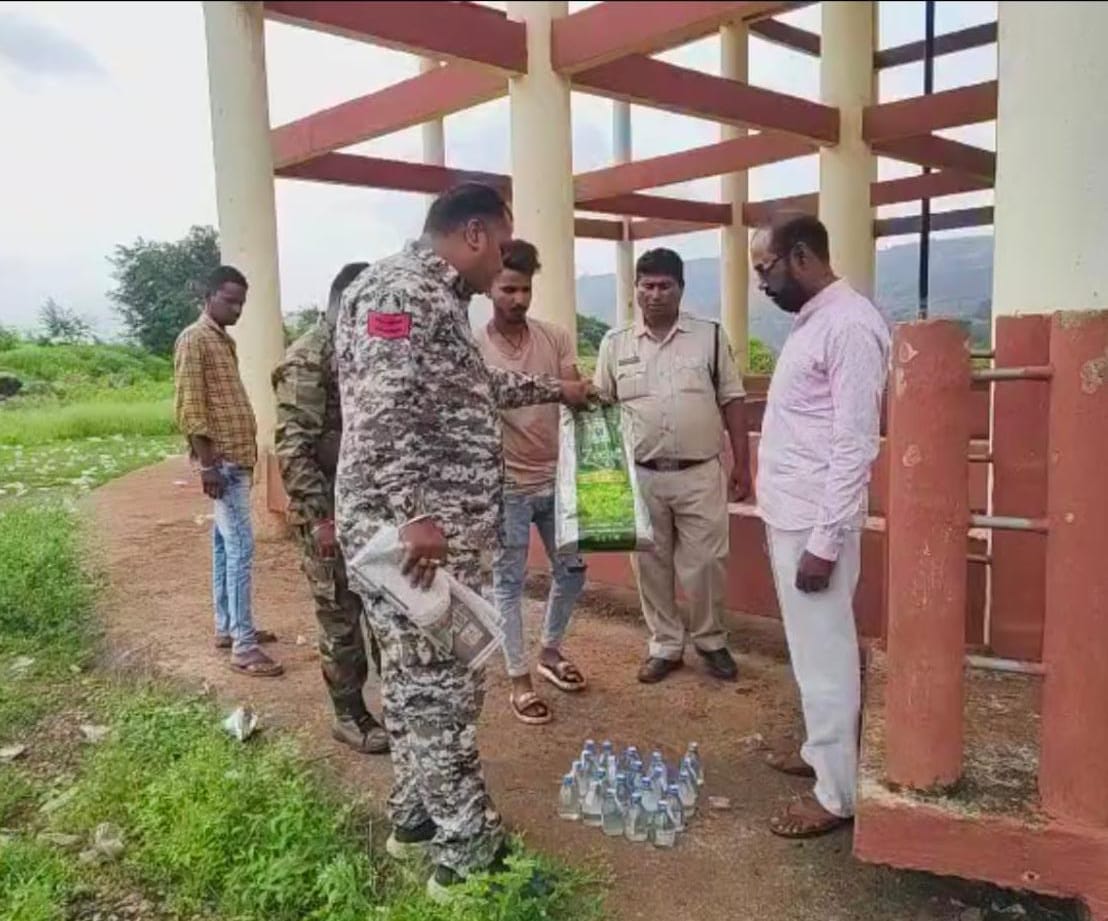 शराब बेचने वाले आरोपियों के पास से जब्त की गई शराब की बोतलें।