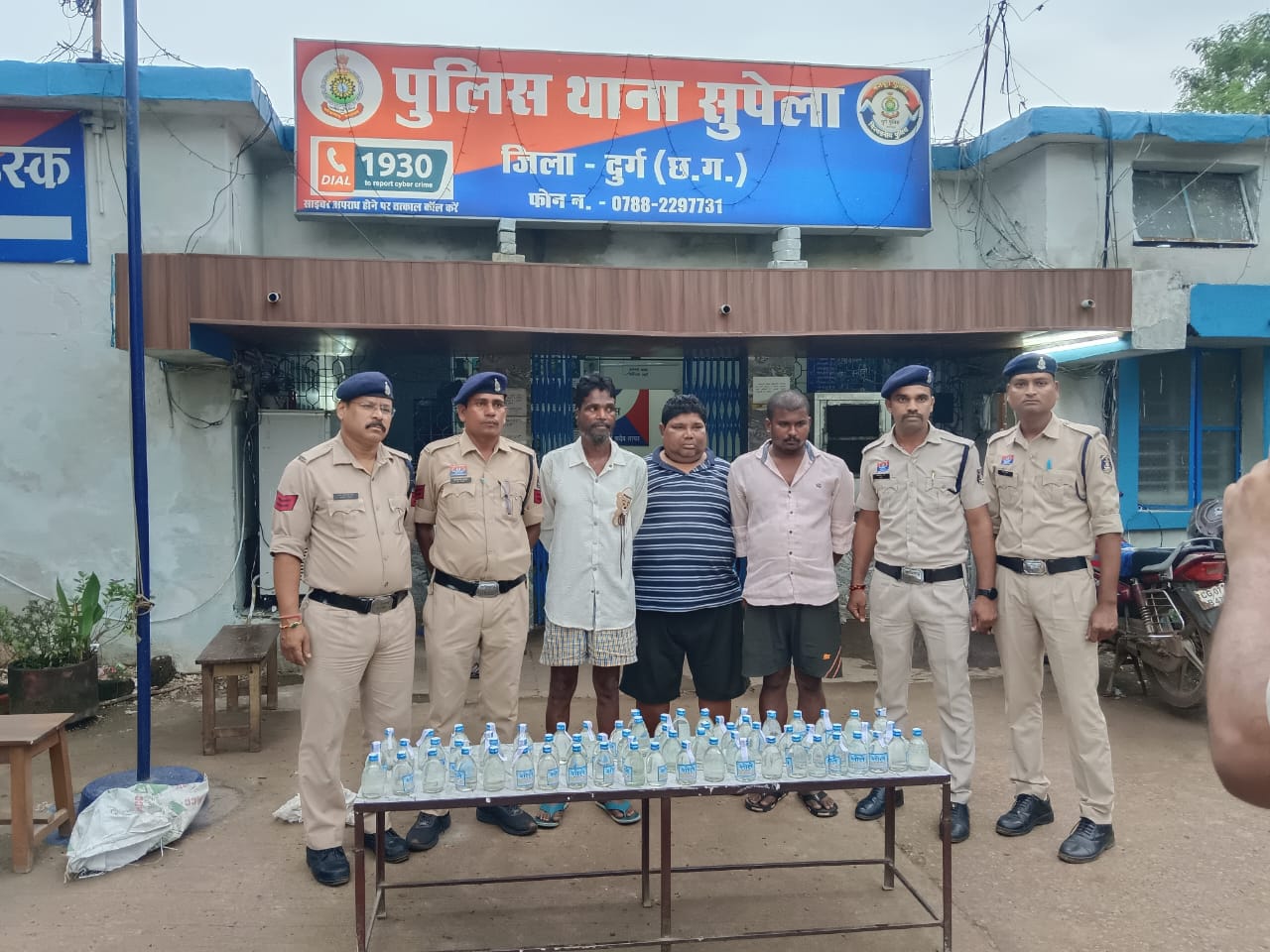 दुर्ग जिले के सुपेला थाना में पुलिस ने शराब बेचने वाले आरोपियों को किया गिरफ्तार।