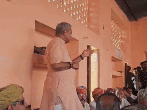 मुख्य सचेतक और जालोर विधायक जोगेश्वर गर्ग ने जालोर में कार्यकर्ताओं की मीटिंग में जवाई बांध का गेज 62 फीट बता दिया। एक कार्यकर्ता ने ही सोशल मीडिया पर पोस्ट डाल पोल खोल दी।