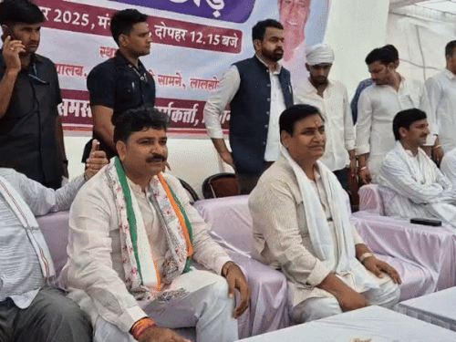 सभा में गोविंद सिंह डोटासरा और टीकाराम जुली समेत अन्य कांग्रेसी नेता शामिल हुए।