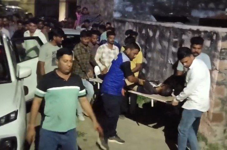 हादसे में घायल हुए युवक को देर रात को उपचार के लिए मारवाड़ जंक्शन हॉस्पिटल में ले जाते हुए।