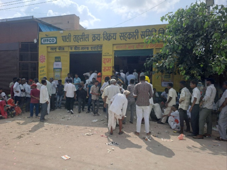 पाली शहर के नई सब्जी मंडी परिसर में क्रय-विक्रय सहकारी समिति में डीएपी खाद के लेने के लिए दोपहर में भी किसानों की भीड़ रही।
