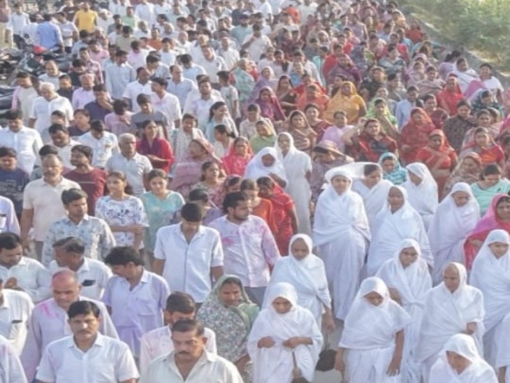 88 वर्षीय मुनि चिन्मय सागर जी की चकडोल यात्रा में हजारों लोग शामिल हुए।