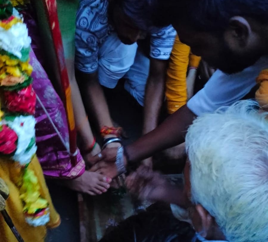 केवट ने श्रीराम के पांव धुले।
