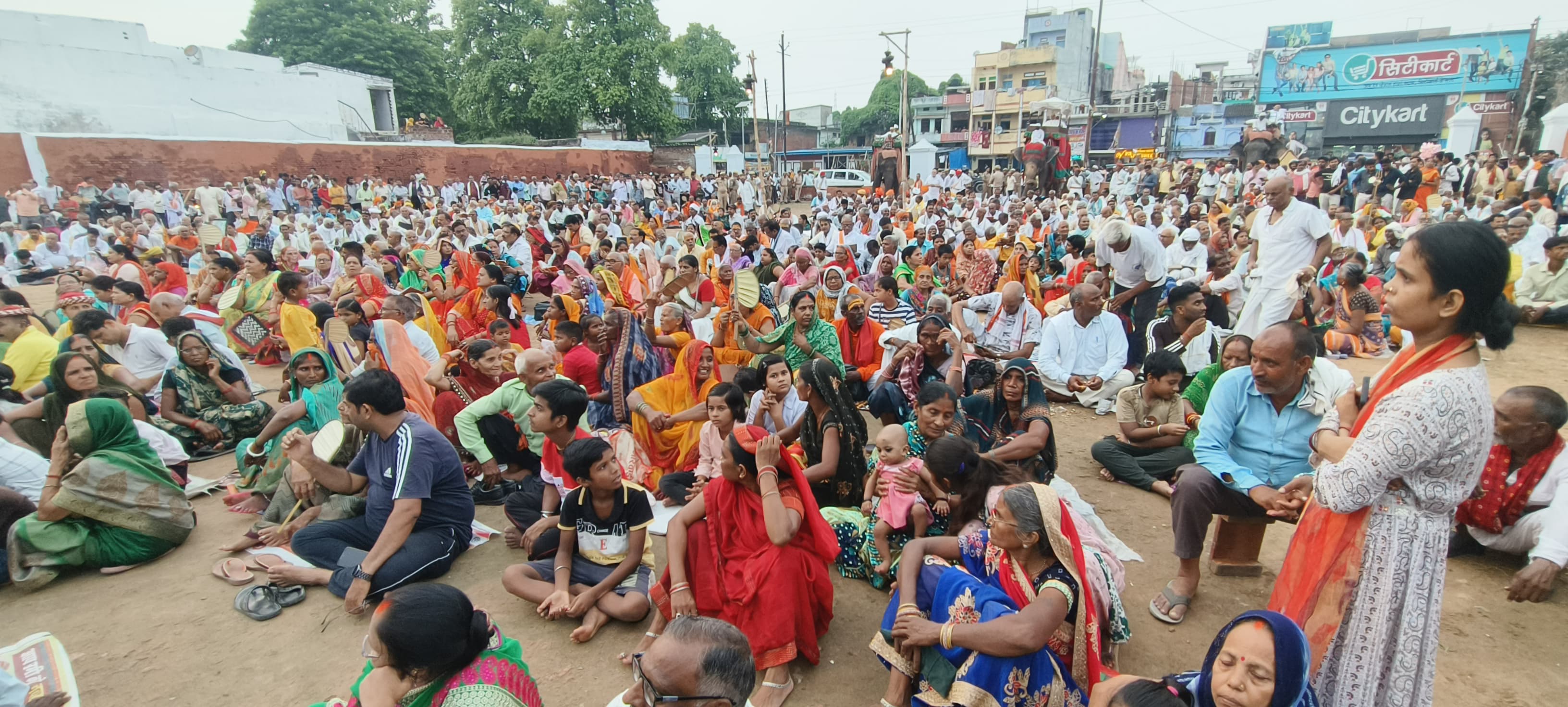 लीला देखने हजारों की संख्या में पहुंचे श्रद्धालु।