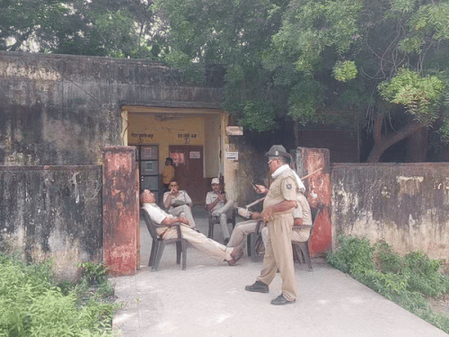 जिला अस्पताल मोर्चरी के सामने तैनात पुलिस जाप्ता