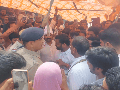 धरनास्थल पर टेंट लगाने की बात को लेकर डिप्टी एसपी और धरनार्थियों में तनातनी हुई