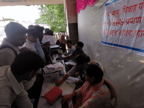 कैंप में कई कार्यों के लिए लोगों की आवाजाही बनी रही