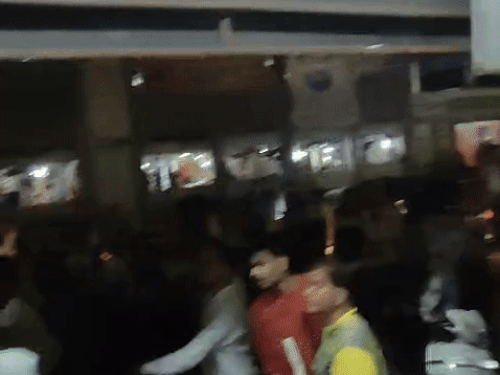 पुलिस ने युवक को लिया हिरासत में।