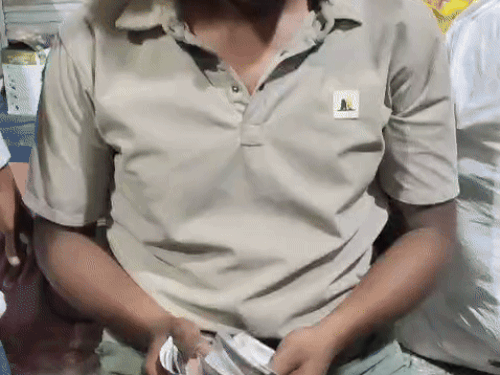नकली नोट के साथ पकड़ा गया आरोपी युवक।