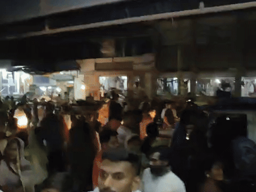 मौके पर भारी भीड़ जमा हो गई थी।