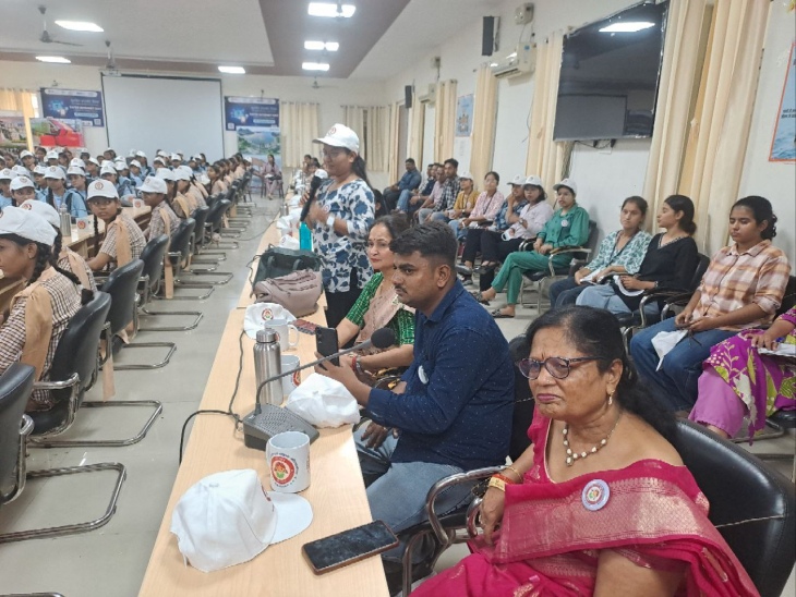 पाली के जिला परिषद सभागार में बुधवार को आयोजित कॉफी विद् कलेक्टर वर्कशॉप में मौजूद स्टूडेंट, टीचर व शहरवासी।