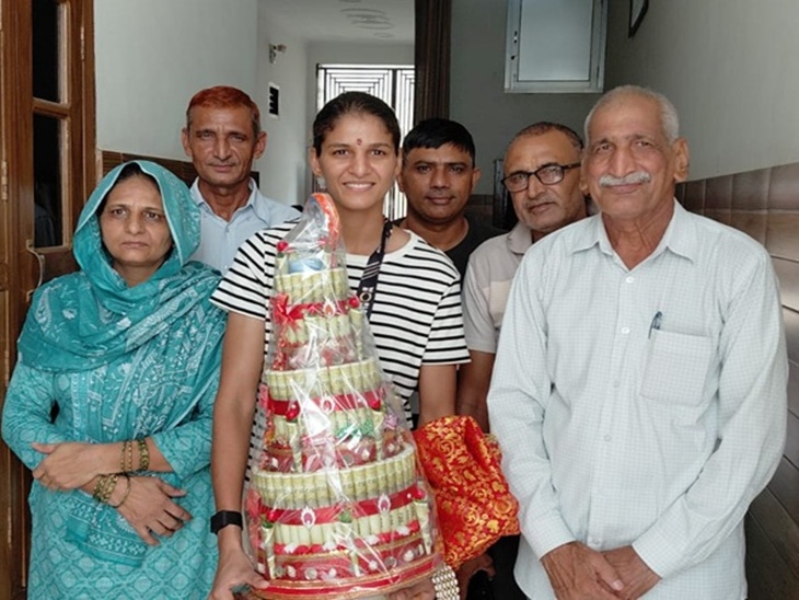 भिवानी में लौटी जैस्मिन लंबोरिया का स्वागत करते हुए।