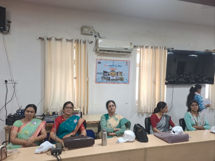 पाली के जिला परिषद सभागार में बुधवार को आयोजित कॉफी विद् कलेक्टर वर्कशॉप में मौजूद टीचर।