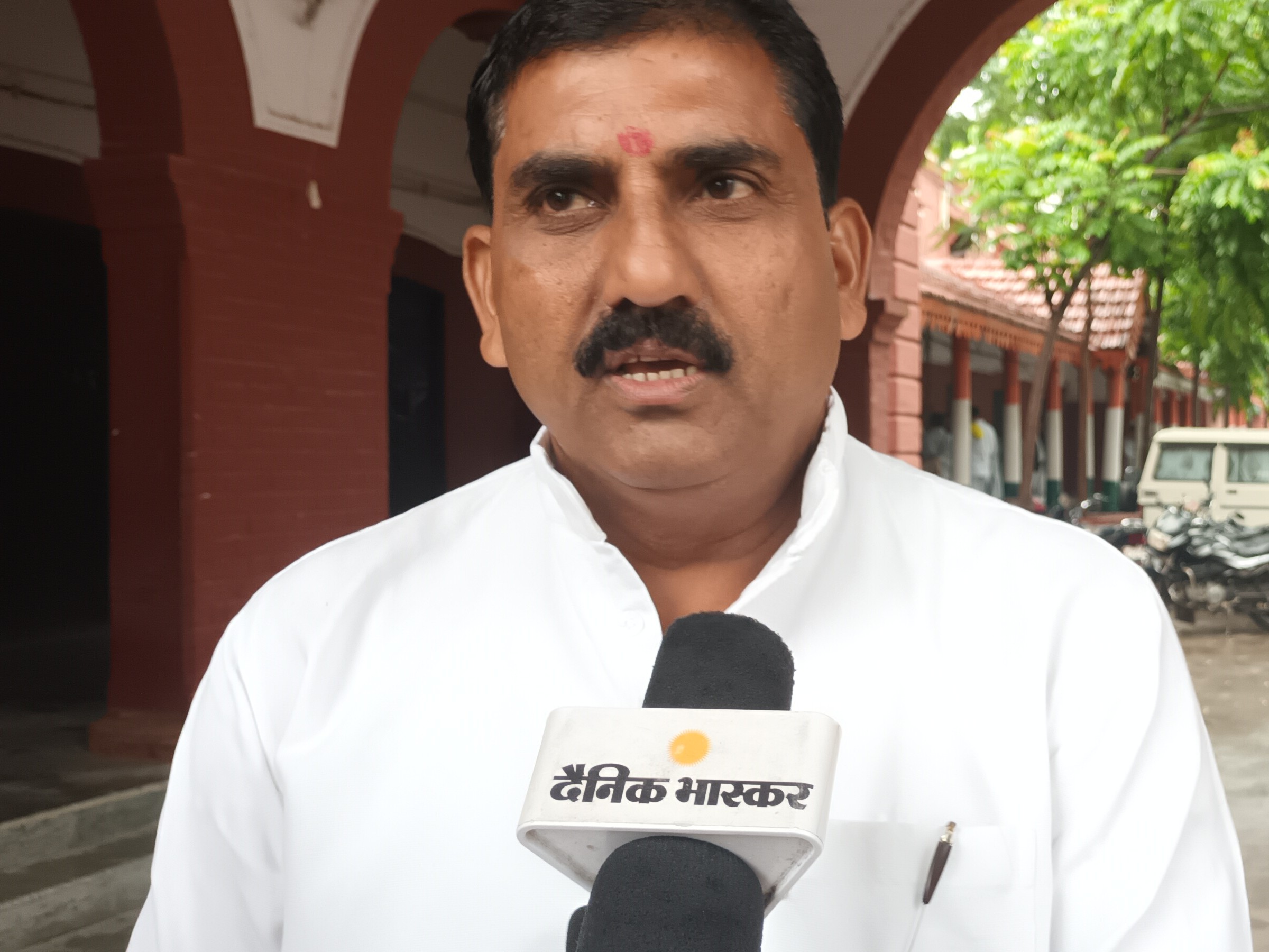 जौनपुर में समाजवादी पार्टी के वरिष्ठ नेता रत्नाकर चौबे ने कानून व्यवस्था पर सवाल उठाए। - Dainik Bhaskar