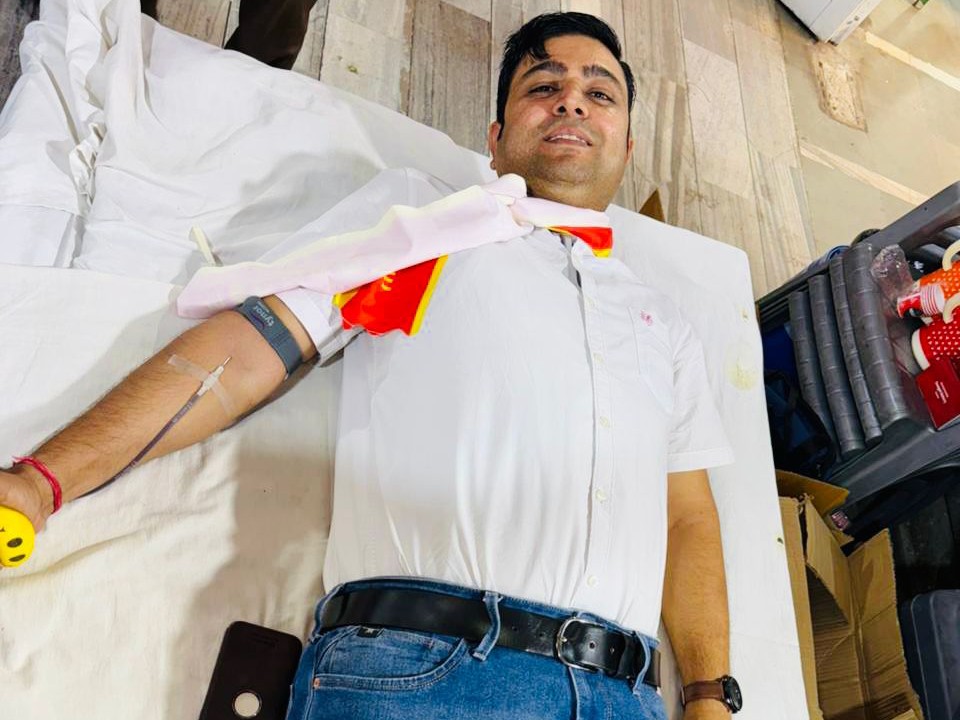 मेंशन के दुकानदारों और उनके स्टाफ ने अपने परिचितों को रक्तदान के लिए प्रेरित किया।