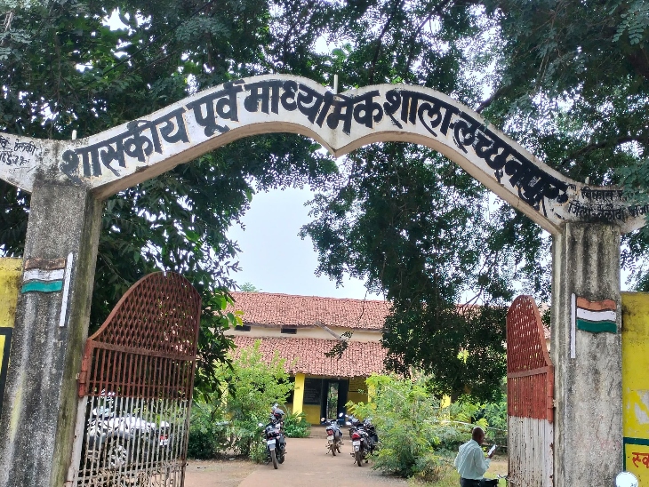 लच्छनपुर शासकीय मिडिल स्कूल में बच्चों को कुत्ते का झूठा खाना परोसा गया था।