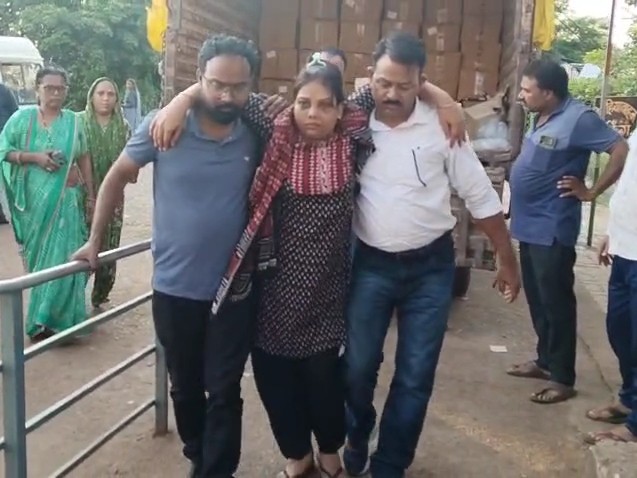 मारपीट की वजह से महिला को पैर में भी चोट लगी थी, जिस वजह से वह चल नहीं पा रही थी।