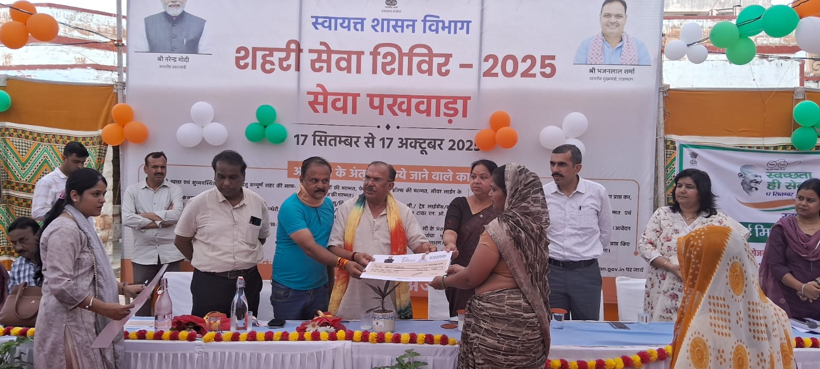 स्पीकर देवनानी व अन्य ने आवेदकों को सहायता राशि का चेक सौंपा।